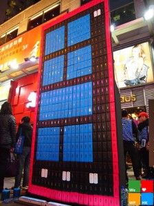 Гигантский WP-смартфон из 550 корпусов от Nokia Lumia Гигантский WP-смартфон из 550 корпусов от Nokia Lumia