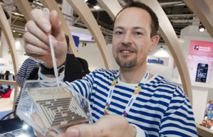 Команда Nokia Research разрабатывает новое водотталкивающее покрытие для телефонов Команда Nokia Research разрабатывает новое водотталкивающее покрытие для телефонов