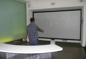 Экран с проекцией Kinect Экран с проекцией Kinect
