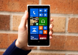 Nokia Lumia 920 сделана достаточно аккуратно, но по конструкции увесистая и объемная