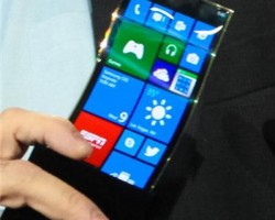Гибкий Windows Phone 8-смартфон от Samsung — первый прототип показан на CES 2013!