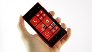 Nokia Lumia 720 - в руке смартфон лежит очень хорошо