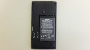 Nokia Lumia 520 со снятой задней крышкой и батареей