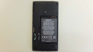 Nokia Lumia 520 со снятой задней крышкой и батареей Nokia Lumia 520 со снятой задней крышкой и батареей