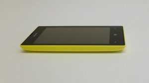 Nokia Lumia 520 - вид сбоку Nokia Lumia 520 - вид сбоку