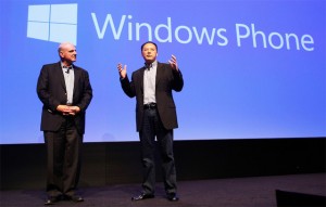 Генеральный директор HTC Питер Чоу (справа) и Стив Баллмер