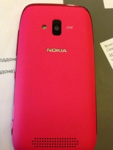 Розовая Nokia Lumia 610. Фото Виталия Милонова