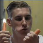 Спортсмен ест морковь