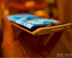 Конкуренты: Samsung выпустит смартфон GALAXY с трехсторонним дисплеем