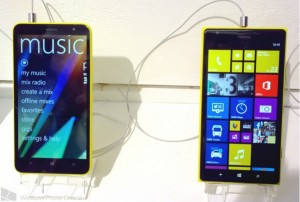 Nokia Lumia 1320 (слева) и Nokia Lumia 1520